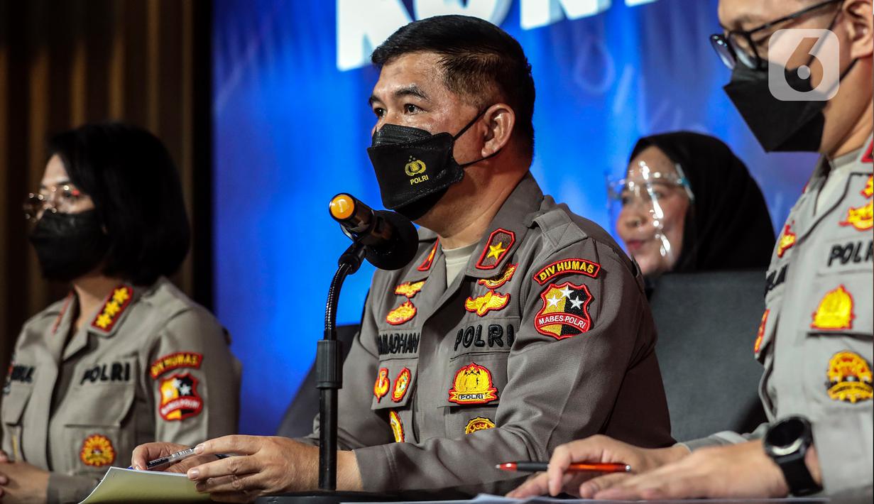 Karo Penmas Polri Brigjen Ahmad Ramadhan memberikan keterangan perkembangan terbaru penyidikan kasus penyelewengan dana kemanusiaan lembaga Aksi Cepat Tanggap (ACT) di Gedung Humas Polri, Jakarta Selatan, Senin (25/7/2022). Bareskrim mengusut dugaan penyalahgunaan dana bantuan kompensasi untuk korban kecelakaan pesawat Lion Air JT-610 pada 2018. (Liputan6.com/JohanTallo)