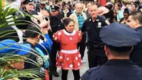 Penghibur Kostum Minnie Mouse dan Hello Kitty Adu Jotos Demi Tip