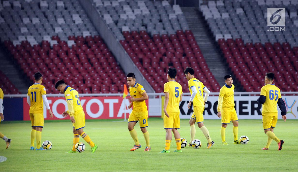 Pemain Song Lam Nghe An bersiap melakukan latihan resmi jelang melawan Persija pada laga penyisihan grup H Piala AFC 2018 di Stadion GBK Jakarta, Selasa (13/3). Persija akan menjamu Song Lam Nghe An, Rabu (14/3). (Liputan6.com/Helmi Fithriansyah)