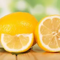 Kulit lemon adalah gudang Vitamin c oleh karena itu mereka dapat membantu untuk memberikan cahaya yang bagus untuk kulit. (foto: Istockphoto)