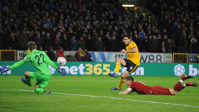 Pemain Wolverhampton Wanderers, Raul Jimenez mencetak gol ke gawang Liverpool pada laga putaran ketiga Piala FA di Molineux Stadium, Senin (7/1). Liverpool tersingkir dari Piala FA setelah takluk 1-2 dari Wolverhampton Wanderers. (AP/Rui Vieira)