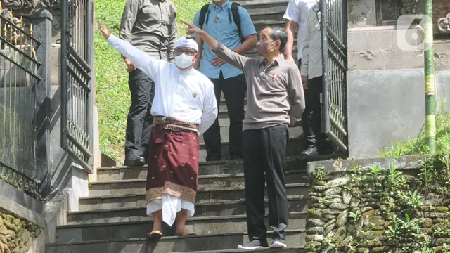 Presiden Jokowi Bagi-Bagi Kaos kepada Pengunjung Pura