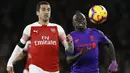 Gelandang Arsenal, Henrikh Mkhitaryan, beradu cepat dengan gelandang Liverpool, Sadio Mane, pada laga Premier League di Stadion Emirates, London, Minggu (3/11). Kedua klub bermain imbang 1-1. (AFP/Ian Kington)