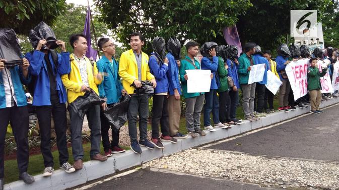 Beberapa mahasiswa menggelar demonstrasi di dekat lokasi debat perdana capres dan cawapres 2019 di Hotel Bidakara. (Liputan6.com/Ady Anugrahadi)