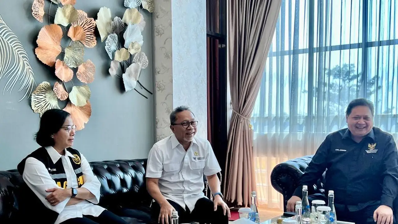Mendag Zulkifli Hasan, Menko Perekonomian Airlangga Hartarto, dan Menkeu Sri Mulyani melakukan pemusnahan Barang Hasil Pengawasan Balepress (Pakaian Bekas Ilegal) dan barang impor lainnya, senilai hampir Rp 50 miliar. (Elza/Liputan6.com)