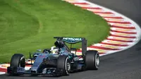  Pebalap Mercedes, Lewis Hamilton menjadi yang tercepat pada sesi kualifikasi GP Belgia di Sirkuit Spa-Francorchamps, Sabtu (22/8/2015). Hamilton membukukan catatan waktu 1 menit 47,197 detik. (AFP Photo/Andrej Isakovic)
