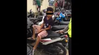 Seorang bocah mengamuk saat petugas polisi meminta agar pemilik motor yang asli datang kelokasi razia. (Instagram @lantas_aceh_singkil)