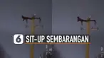 Ribuan rumah terdampak listrik yang dimatikan untuk mengevakuasi seorang pria yang sit-up di tiang listrik.