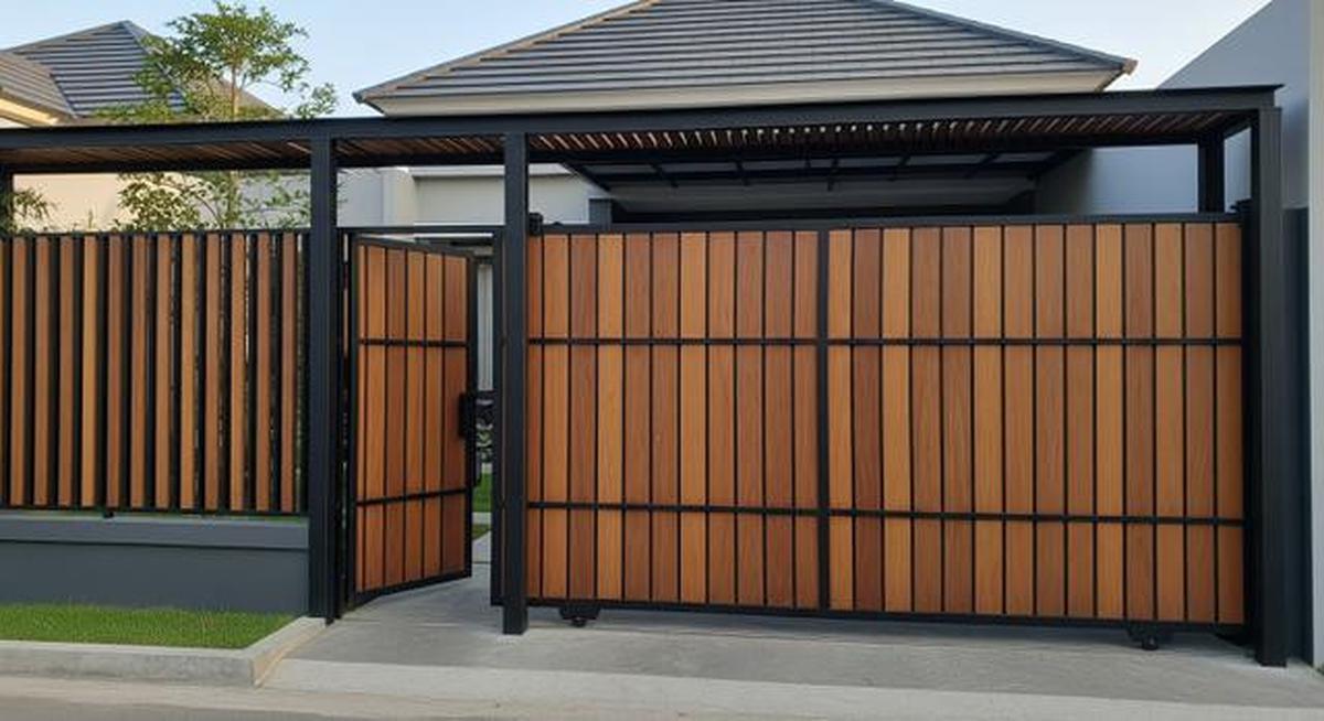 Merasa Rumah Kurang Aman? 10 Model Pagar Besi Tinggi Kombinasi Kayu Ini Bisa Dicoba