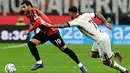 Bek AC Milan, Theo Hernandez (kiri) melewati pemain Lecce, Tete Morente selama pertandingan sepak bola Serie A Italia di stadion San Siro, Milan, pada Jumat 27 September 2024 atau Sabtu (28/9/2024) dini hari WIB. (Gabriel BOUYS/AFP)