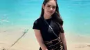 Berpose di pantai, Steffi tampil begitu stunning memadukan crop top hitam dengan celana tie-dye warna senada. (Instagram/steffizamoraaa).
