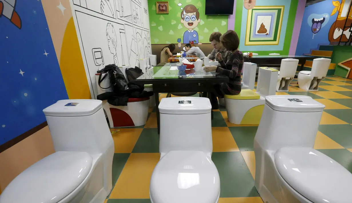 Pengunjung menikmati makanan di Kafe Crazy Toilet di pusat kota Moskow, Rusia (30/10/2015). Cafe ini memiliki tema interior menyerupai toilet dan menyajikan peralatan seperti yang ada di kamar mandi kecil. (REUTERS/Sergei Karpukhin)