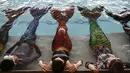 Siswa melakukan rutinitas selama kelas putri duyung mereka di Merschool di Kayalami, dekat Midrand, Afrika Selatan pada 3 Juni 2022. - Mermaiding adalah olahraga yang berkembang pesat di seluruh dunia dan mencakup beberapa keterampilan seperti berenang monofin, mengayuh, trik, dan menahan napas. (Phill Magakoe / AFP)
