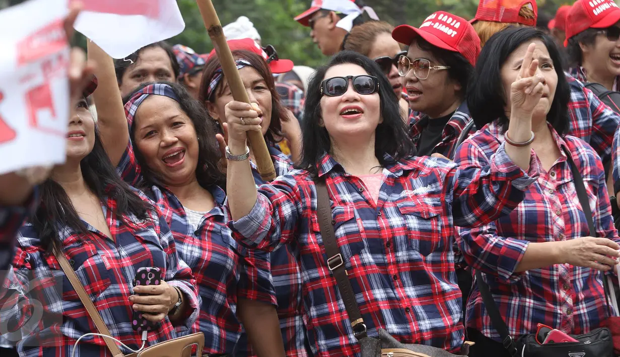 Massa pendukung Gubernur DKI Jakarta Basuki T Purnama berorasi saat sidang kasus dugaan penistaan agama, Jakarta Selatan, Selasa (28/2). Sidang ke-12 menghadirkan sejumlah saksi dan ahli, di antaranya FPI Rizieq Shihab. (Liputan6.com/Immanuel Antonius)