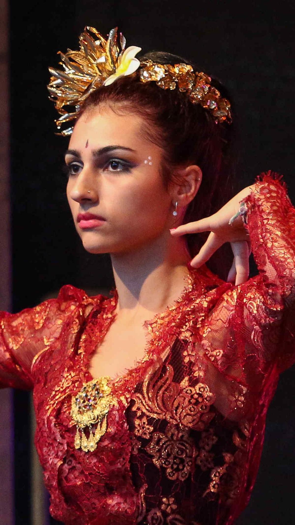 Penampilan Borz Andreea Alexandra (17) salah satu murid Ni Made Pradnyani Dewi saat tampil di Asia Fest 2023 di&nbsp;Bucharest, Rumania.