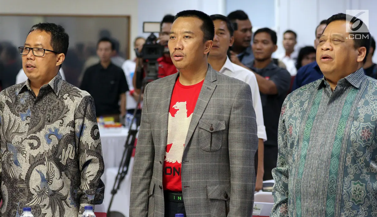 Menpora Imam Nahrawi (tengah) bersama Wakil Ketua PSSI Joko Driyono (kiri) saat Silaturahmi Suporter Sepak Bola 2018 di Kantor Kemenpora, Jakarta, Senin (1/10). Acara membahas perdamaian antarsuporter sepak bola di Indonesia. (Liputan6.com/Johan Tallo)