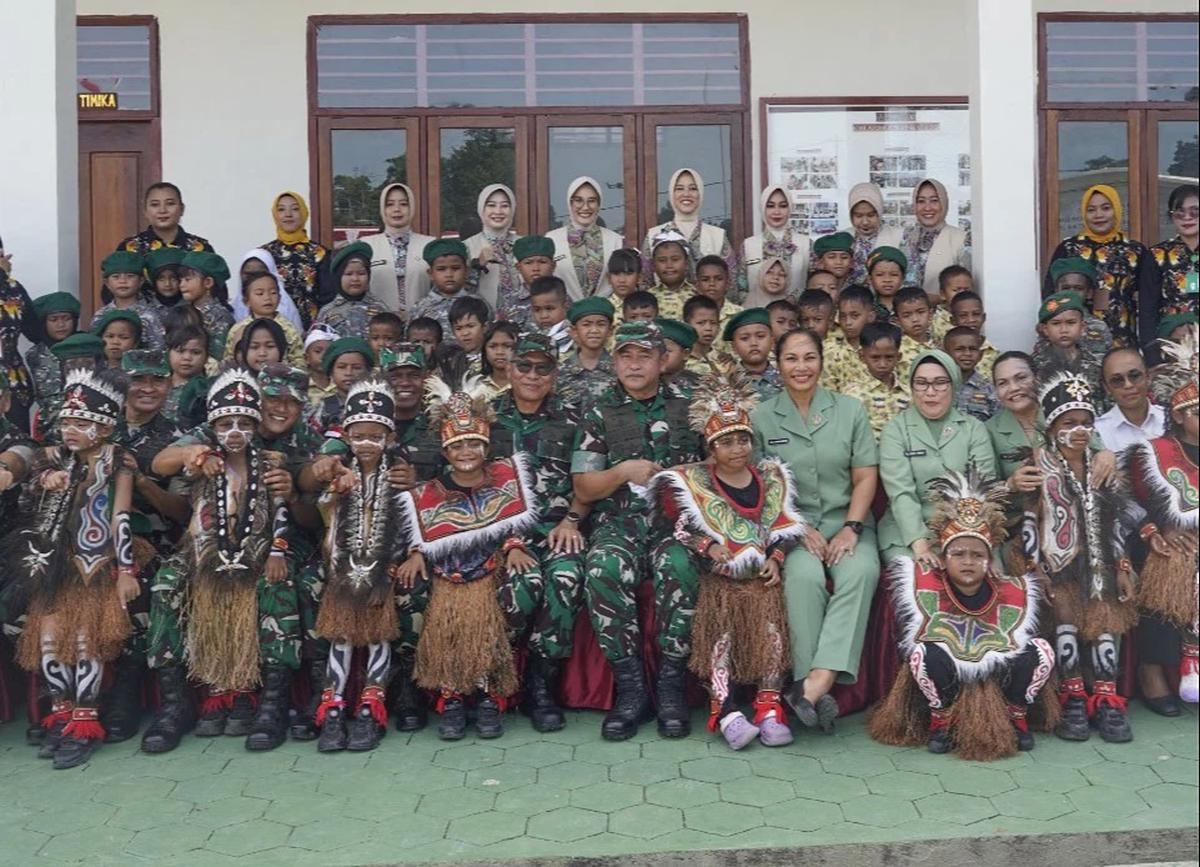 FOTO: Momen Hangat Jenderal Maruli Saat Menyapa Anak-Anak Papua