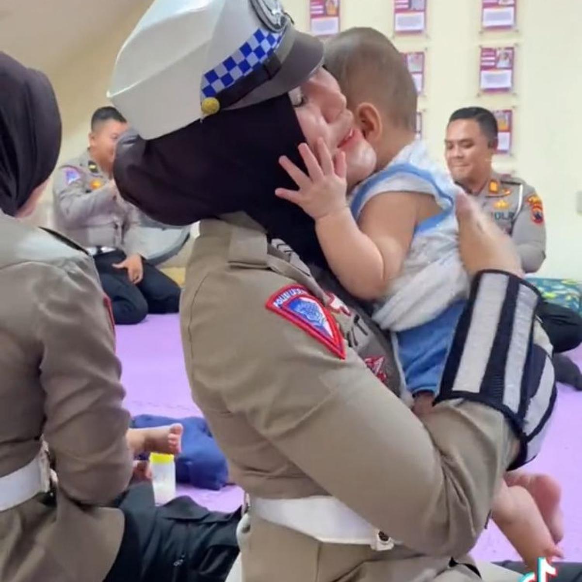Viral momen polwan kunjungi panti asuhan balita di Semarang, penuh haru.