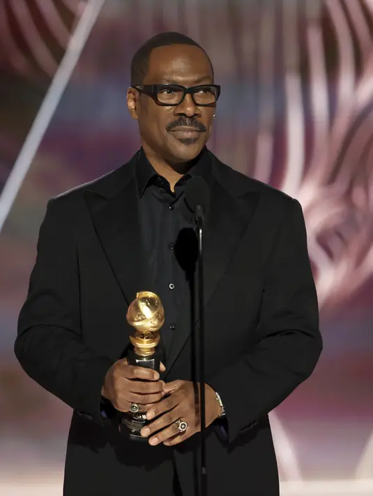 <p>Eddie Murphy menerima penghargaan Cecil B. DeMille selama malam penganugerahan Golden Globes ke-80 di Beverly Hilton Hotel di Beverly Hills, California (10/1/2023). Nominasi terakhir Eddie Murphy untuk kategori aktor terbaik dalam film komedi atau musikal diraihnya melalui film &ldquo;Dolemite is My Name&rdquo; pada tahun 2019. (Rich Polk/NBC via AP)</p>
