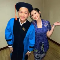 Sarah Menzel tampil cantik dalam balutan kebaya yang super simple berwarna biru [@ssarah_menzel]
