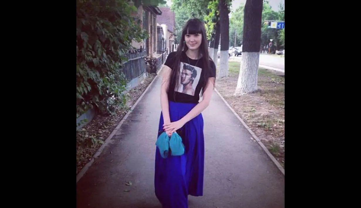 Sabina Altynbekova tampil feminim dengan rok panjang bewarna biru.  (Instagram @altynbekova_11)