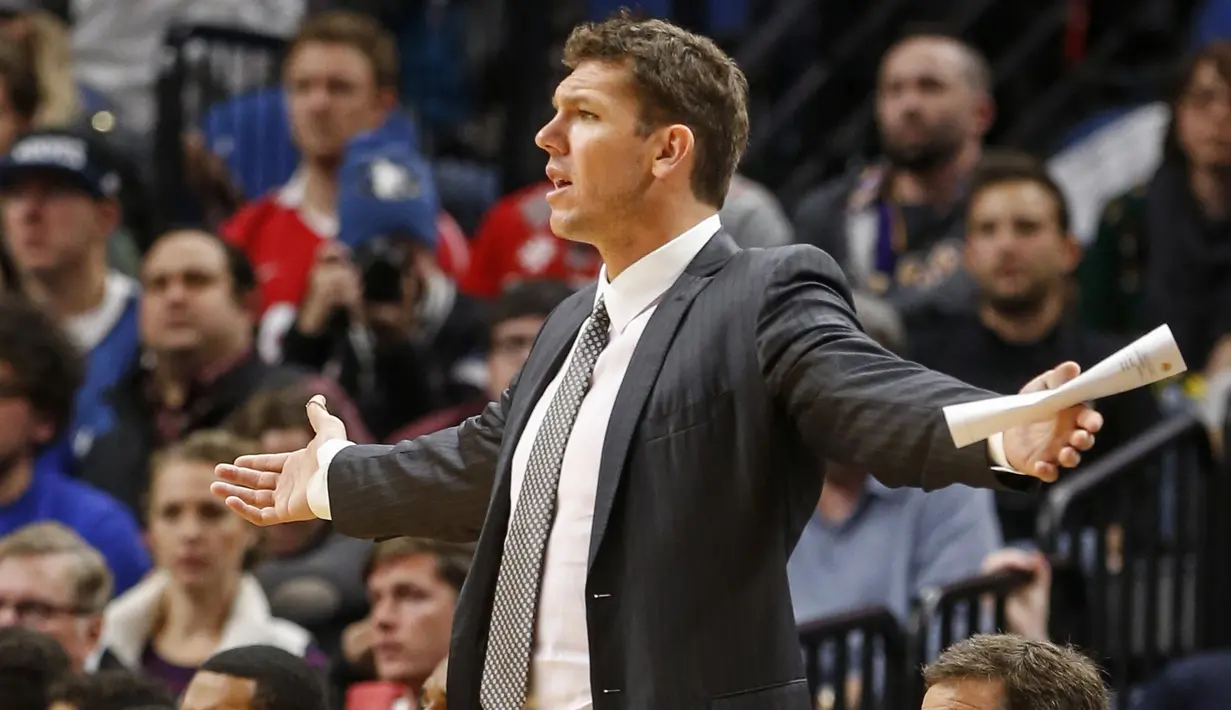 Pelatih Los Angeles Lakers, Luke Walton saat melakukan protes kepada waasit pada laga melawan  Minnesota Timberwolves di Minneapolis, (13/11/2016). Timberwolves menang 125-99. (AP/Bruce Kluckhohn)