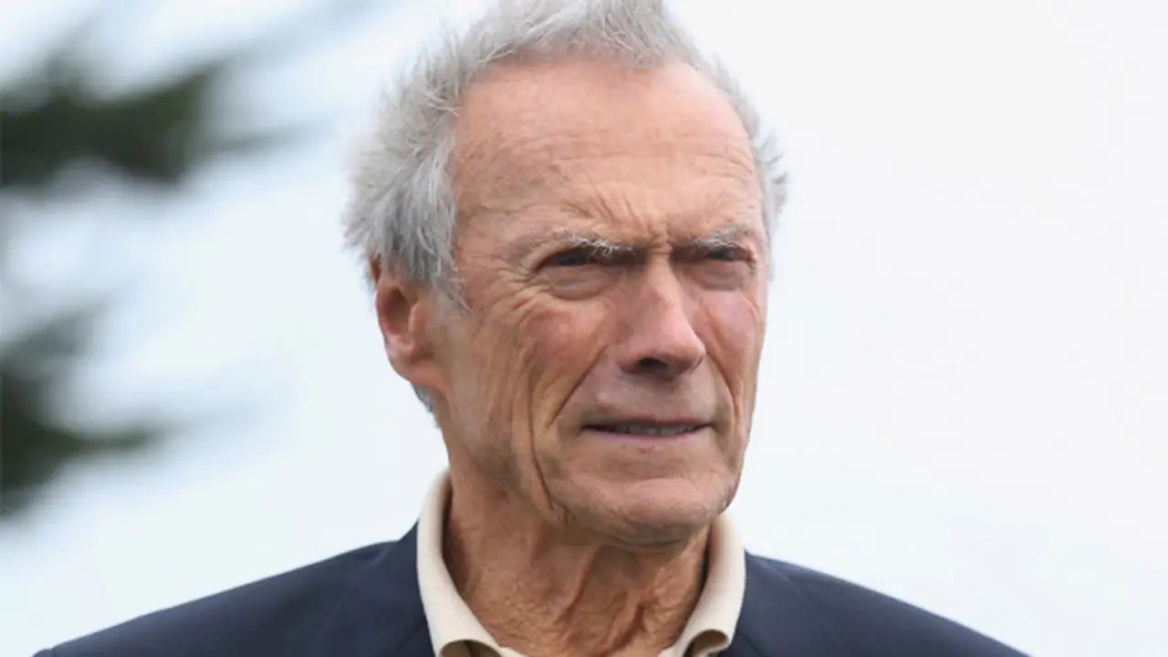 Clint Eastwood Tak Mengerti Foto Selfie