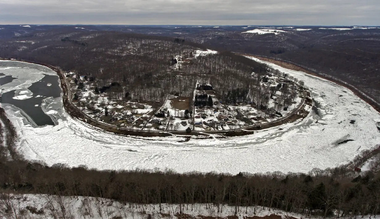 Pemandangan Sungai Allegheny yang tertutupi es di Brady's Bend, East Brady, Pennsylvania, Amerika Serikat, Selasa (23/2/2021). Dengan musim dingin yang terus-menerus, ada kemacetan es di sepanjang Sungai Allegheny utara. (Matt Freed/Pittsburgh Post-Gazette via AP)