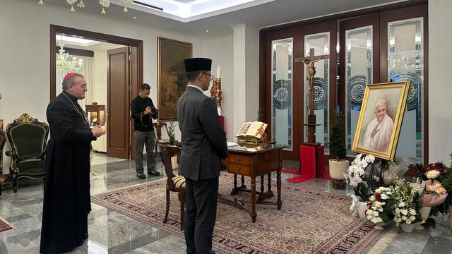 Menteri Luar Negeri RI Sugiono mengunjungi Kedutaan Besar Vatikan di Jakarta, Selasa (22/4/2025) untuk mengucapkan bela sungkawa atas meninggalnya Paus Fransiskus. (Liputan6.com/Benedikta Miranti)