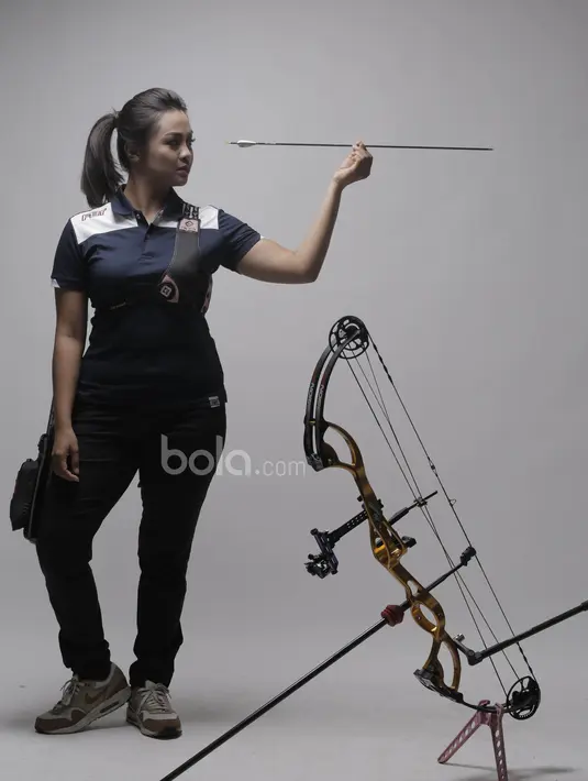 Berkat ketekunannya sejak kecil, Dellie Threesyadinda, kini mampu mengikuti langkah orang tuanya menjadi pepanah profesional dengan sederet prestasi. (Bola.com/Vitalis Yogi Trisna)