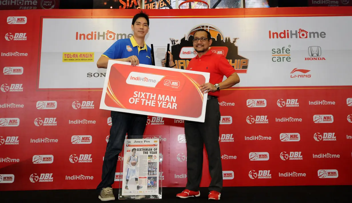 Pebasket Satria Muda Britama Jakarta, Rony Gunawan (kiri) menerima penghargaan sebagai Sixth Man of The Year NBL 2015 di Jakarta, Jumat (1/5/2015). (Liputan6.com/Helmi Fithriansyah)