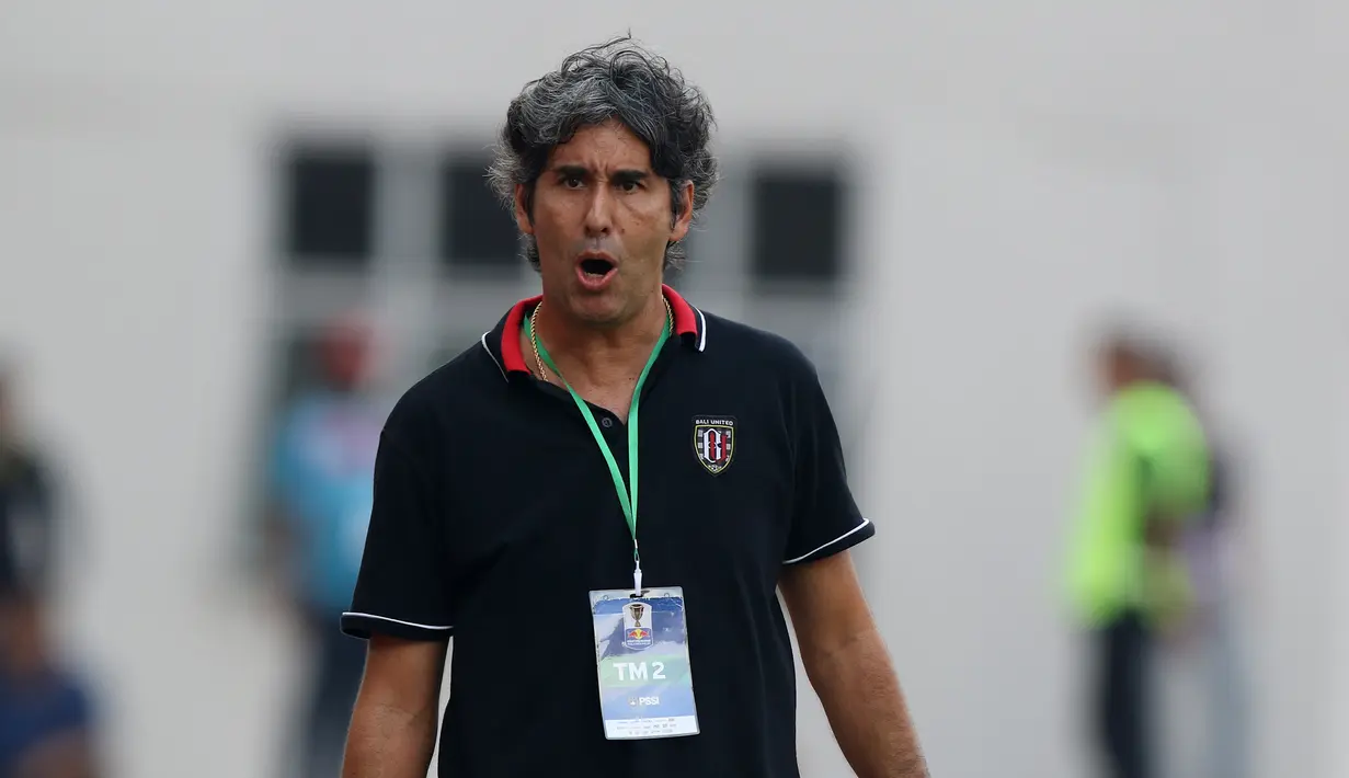 Pelatih Bali United, Stefano Cugurra Teco, saat melawan Persija Jakarta pada laga Piala Indonesia 2019 di Stadion Wibawa Mukti, Minggu (5/5). Persija menang 1-0 atas Bali United. (Bola.com/M Iqbal Ichsan)