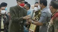 Foto Gubernur Jawa tengah Ganjar Pranowo, saat memberikan penghargaan kepada Wali Kota Semarang Hendrar Prihadi