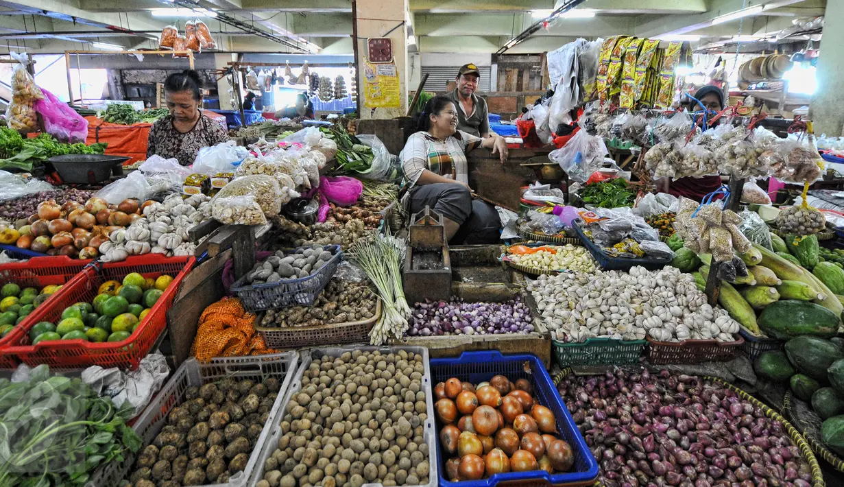 Aktivitas sejumlah pedagang sembako di Pasar Minggu, Jakarta, Rabu (22/7/2015). Hari ke-5 pasca Lebaran, aktivitas perdagangan di pasar tradisional belum kembali normal. (Liputan6.com/Yoppy Renato)