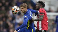 Unggul jumlah pemain membuat Timo Werner dan kawan-kawan lebih leluasa mengurung pertahanan Southampton. (AP/Kirsty Wigglesworth)