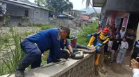 Teror Ular Sanca 4 Meter, Bersarang di Bawah Jembatan Sukabumi