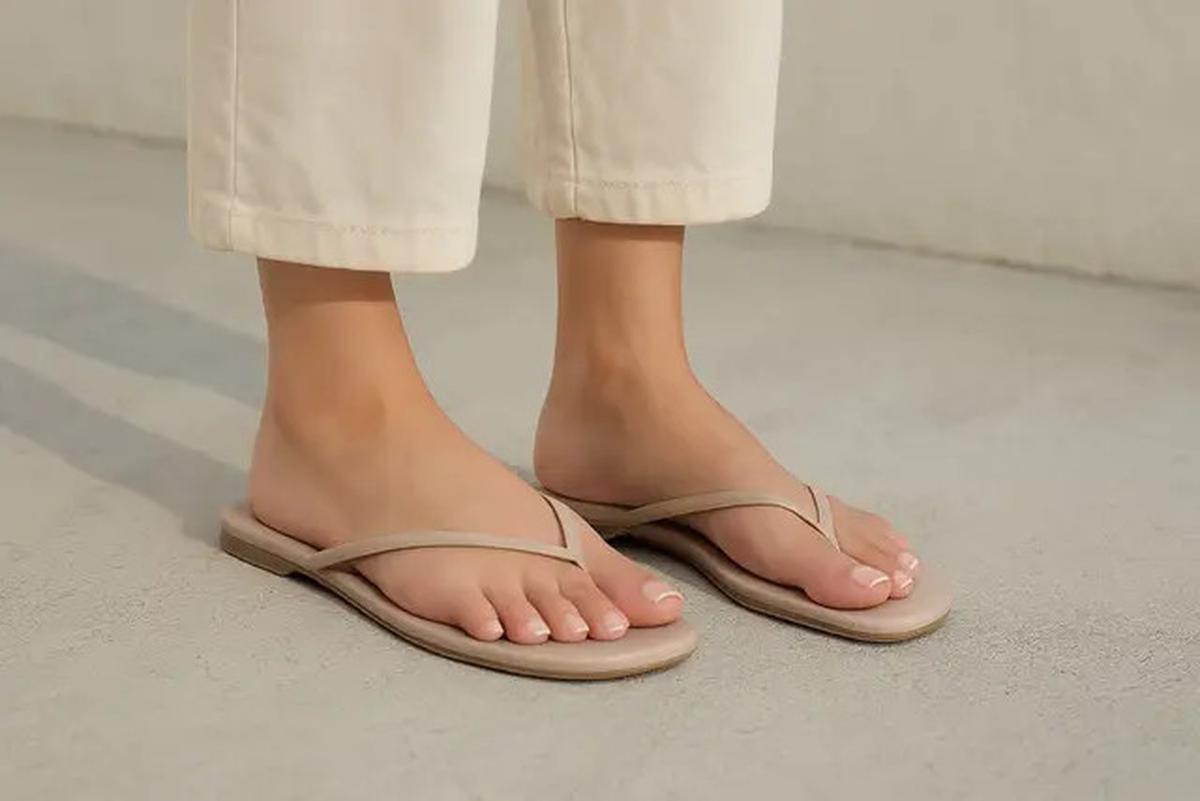 7 Model Sandal Jepit Desain Minimalis, Cocok untuk Outfit Formal Modern