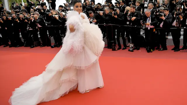 Usai Disebut Mirip Ikan Mas, Aishwarya Rai Dipuji bak Cinderella