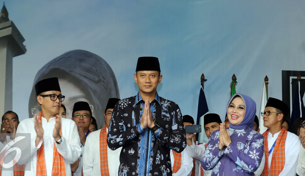 Balon gubernur DKI Jakarta, Agus Harimurti Yudhoyono (tengah) bersama Sylviana Murni saat pelepasan menuju Balai Sudirman Jakarta, Senin (24/10). Pasangan Agus-Sylvi akan mengikuti penetapan cagub DKI Jakarta. (Liputan6.com/Helmi Fithriansyah)