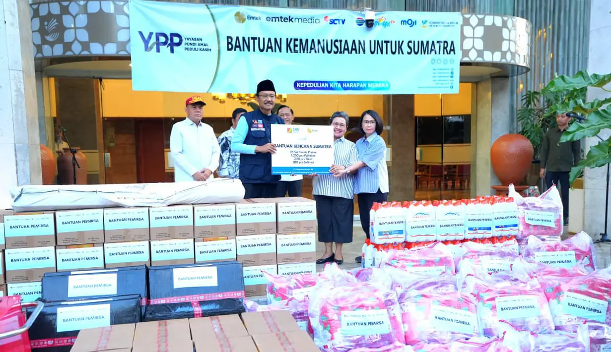 Penyerahan bantuan dilakukan secara simbolis oleh Imam Sudjarwo selaku Direktur CSR Emtek Media dan Ketua Umum YPP, bersama Sunarsih, Direktur Legal dan Operasional PT CAS, serta Suci, Direktur Finance PT CAS, kepada Menteri Sosial Republik Indonesia, Saifullah Yusuf, di Kantor Kementerian Sosial RI. Selanjutnya, Dok. Emtekseluruh bantuan akan diberangkatkan menggunakan kapal TNI Angkatan Laut menuju wilayah Sumatra. Dok. Emtek