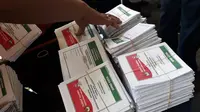 Surat suara di sejumlah TPS Kelurahan Kembangarum, Semarang Barat, tertukar dengan Dapil lain. (Foto: Liputan6.com/Felek Wahyu)