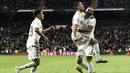Para pemain Real Madrid merayakan gol bunuh diri yang dilakukan bek Valencia, Sergio Reguilon, pada laga La Liga di Stadion Santiago Bernabeu, Madrid, Sabtu (1/12). Madrid menang 2-0 atas Valencia. (AFP/Oscar Del Pozo)
