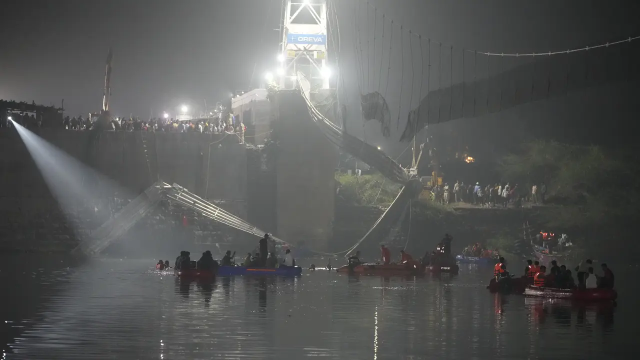 Jembatan Gantung Ambruk di India, Puluhan Orang Tewas