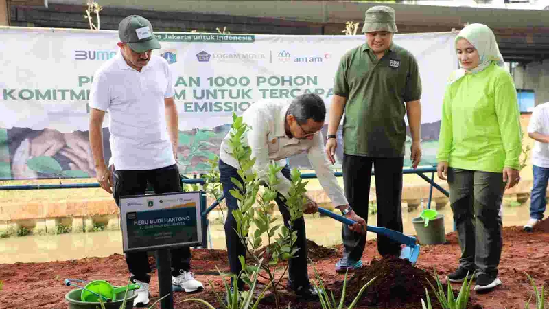 Penjabat (Pj) Gubernur DKI Jakarta Heru Budi Hartono bersama PT Aneka Tambang (Persero) Tbk (Antam) menanam 1.000 pohon di kolong tol Becakayu, Jakarta Timur