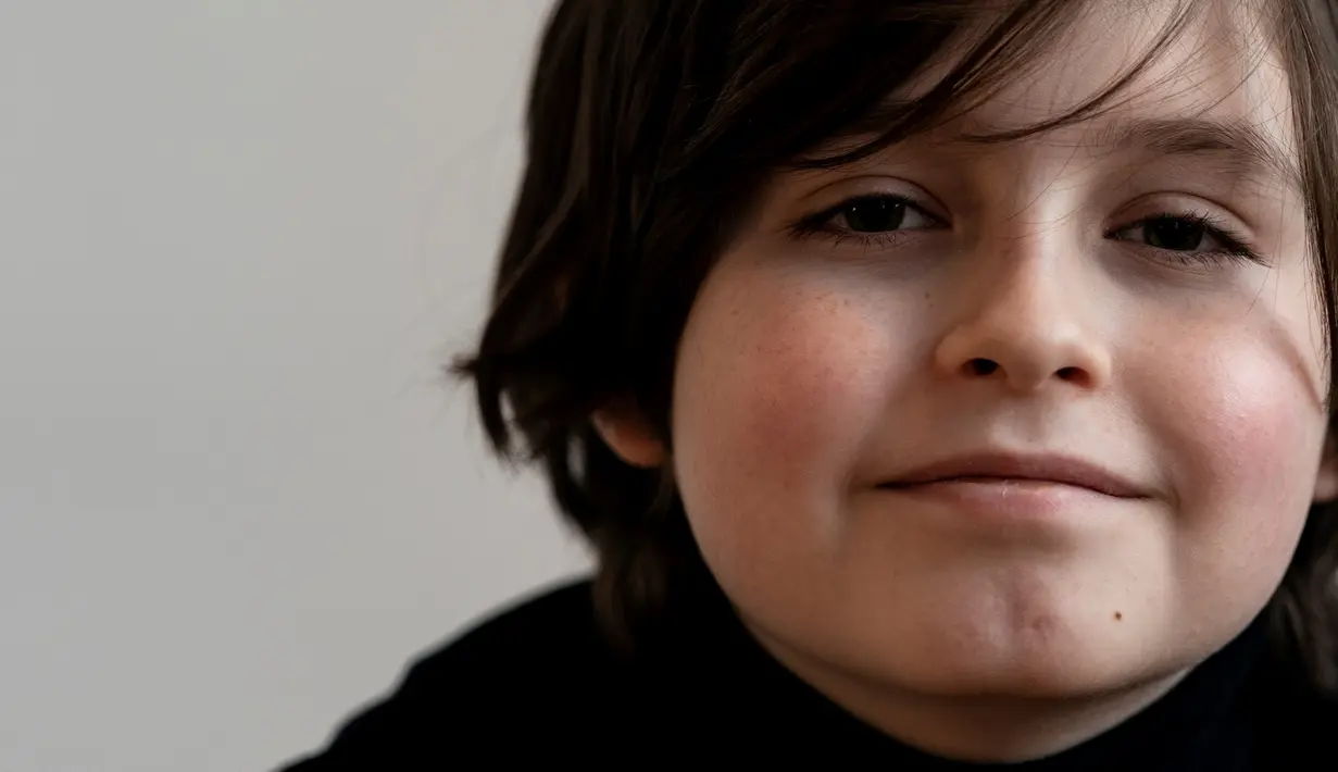 Mahasiswa Belgia Laurent Simons, 9 tahun, berpose saat sesi foto di rumahnya di Amsterdam (21/11/2019). Laurent Simons sedang belajar teknik elektro di Eindhoven University of Technology dan sedang menyelesaikan studinya pada bulan Desember. (AFP Photo/Kenzo Tribouillard)
