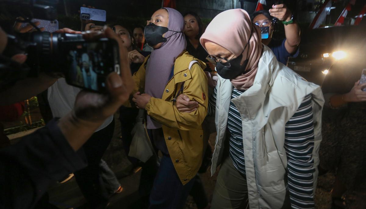 Istri Bupati Pemalang Noor Faizah Tiba di Gedung KPK