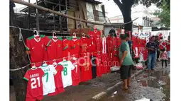 Antusias pembeli melihat pajangan Jersey Timnas Indonesia di trotoar oleh pedagang, (03/12/2016). (Bola.com/Darojatun)