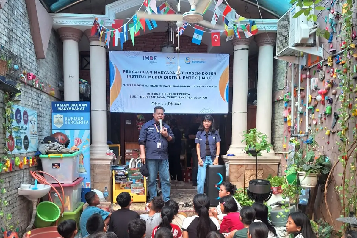 Dosen IMDE Ajak Anak-Anak Bukit Duri Bikin Konten, Langsung Praktek Pakai Smartphone