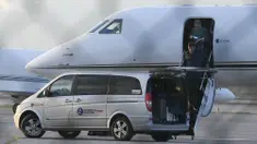 Ayah sekaligus agen Lionel Messi, Jorge Messi, turun dari pesawat di Bandara Barcelona, Rabu (2/9/2020). Kedatangan ayah Messi tersebut untuk membahas masa depan anak nya di Barcelona. (AFP/Lluis Gene)