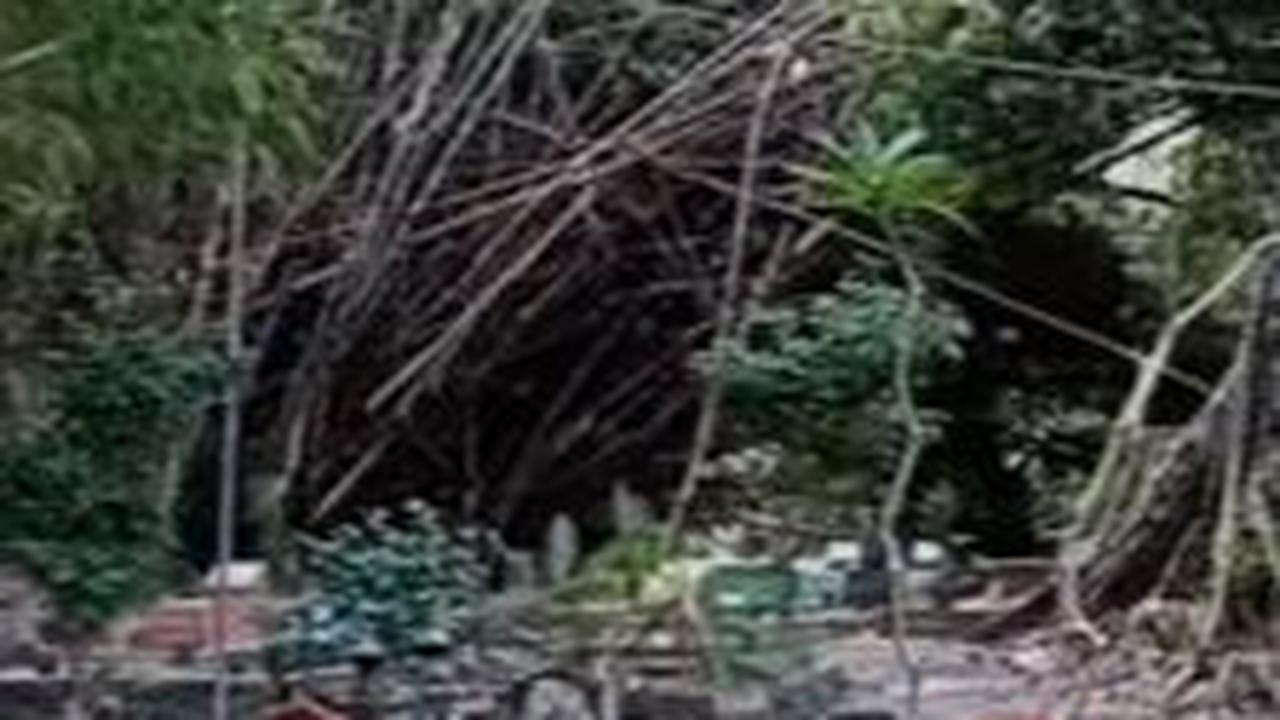 Terletak di Tengah Sawah Samping Kuburan <br>